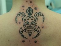 TATUAJE TORTUGA MAORI POLINESIO EN ESPALDA