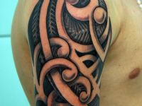 TATUAJE MAORI POLINESIO HOMBRO EN SOMBRAS