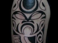 TATUAJE MAORI POLINESIO EN HOMBRO Y BRAZO