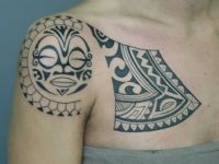 TATUAJE MAORI POLINESIO EN HOMBRO Y PECHO