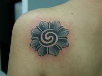 TATUAJE ROSA DE BORNEO SOMBRAS EN ESPALDA 