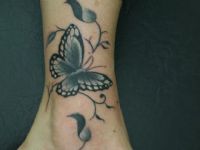 TATUAJE ENREDADERA CON MARIPOSA TOBILLO