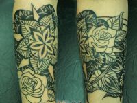 Flores-flowers-media-manga-brazo-arm-negro-sombras-composicion-black-mandala-tattoo-tatuaje-amor-de-
