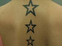 TATUAJE ESTRELLAS EN COLUMNA