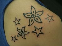 TATUAJE ESTRELLAS Y FLORES