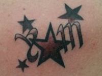 TATUAJE ESTRELLAS CON INICIALES