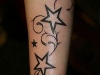 TATUAJE ESTRELLAS EN ENREDADERA