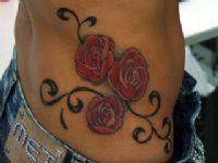 TATUAJE ENREDADERA DE ROSAS