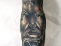 TATUAJE ROSTRO DARK EN BRAZO