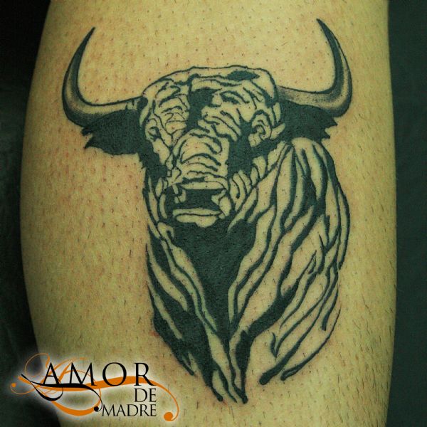 Toro-animal-tattoo-tatuaje-amor-de-madre-zamora-negro-black-lineas-lines