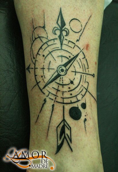 Brujula-flecha-personalizado-tattoo-tatuaje-amor-de-madre-zamora-pierna-leg