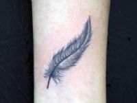 TATUAJE PLUMA EN ANTEBRAZO