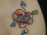 TATUAJE CORAZN CON NOMBRE EN PECHO