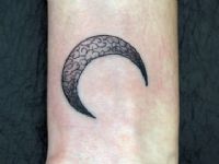 TATUAJE LUNA PEQUEA EN MUECA