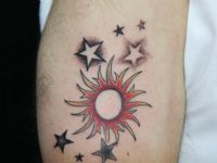 TATUAJE SOL Y ESTRELLAS VARIADAS