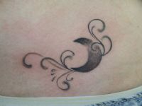 TATUAJE LUNA Y PEQUEA ENREDADERA