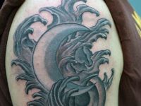 TATUAJE LUNA CON OLAS EN BRAZO