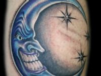 TATUAJE LUNA A COLOR EN GEMELO