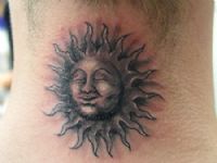 TATUAJE SOL EN SOMBRAS EN CUELLO