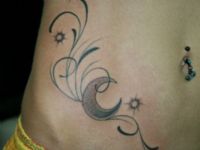 TATUAJE LUNA Y ENREDADERA EN ABDOMEN