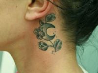 TATUAJE LUNA Y FLORES EN CUELLO