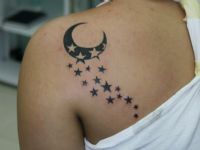 TATUAJE LUNA Y ESTRELLAS EN OMOPLATO