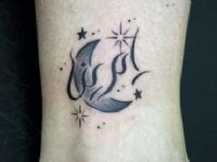 TATUAJE LUNA, ESTRELLAS Y NOMBRE