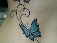 TATUAJE ENREDADERA MARIPOSA Y FLORES