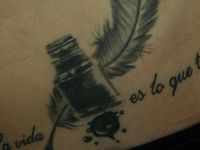 TATUAJE PLUMA Y TINTERO TAPANDO CLAVE DE SOL ANTIGA