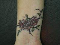 TATUAJE PULSERA DE ROSAS TAPANDO UN NOMBRE