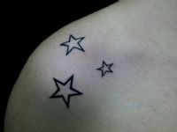 TATUAJE ESTRELLAS EN HOMBRO