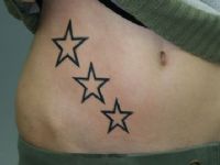 TATUAJE ESTRELLAS EN CINTURA