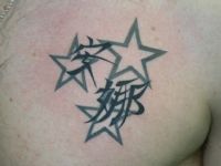 TATUAJE NOMBRE SOBRE ESTRELLAS EN PECHO