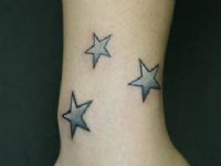 TATUAJE ESTRELLITAS EN MUECA