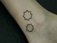 TATUAJE ESTRELLITAS EN TOBILLO