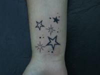 TATUAJE ESTRELLITAS EN MUECA