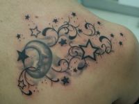 TATUAJE ESTRELLAS, LUNA Y ENREDADERA EN ESPALDA