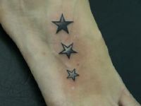 TATUAJE ESTRELLITAS EN DEGRADADO EN PIE