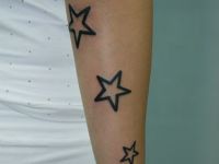 TATUAJE ESTRELLAS EN BRAZO