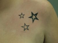 TATUAJE ESTRELLAS EN HOMBRO PECHO