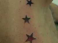 TATUAJE ESTRELLAS RELLENAS EN HOMBRO