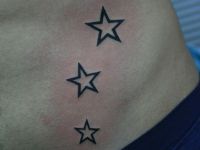 TATUAJE ESTRELLAS EN VIENTRE