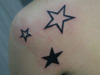 TATUAJE ESTRELLAS EN HOMBRO