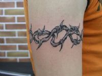 TATUAJE BRAZALETE DE ESPINOS EN BRAZO