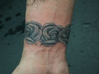 TATUAJE BRAZALETE DE ROSAS EN MUECA