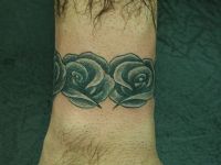 TATUAJE BRAZALETE DE ROSAS EN MUECA