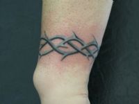 TATUAJE BRAZALETE DE ESPINOS EN MUECA