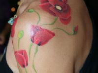 TATUAJE ENREDADERA DE AMAPOLAS II