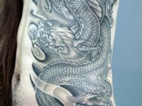 TATUAJE DRAGON ORIENTAL EN COSTILLAS