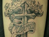 TATUAJE CRUZ, TEXTO Y ALAS